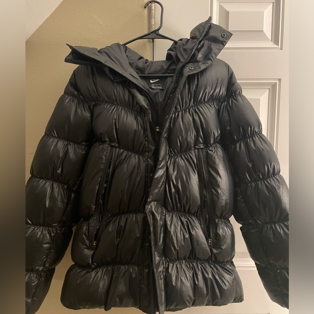 Size large Nike jacket paid $180 originally,great for snow!